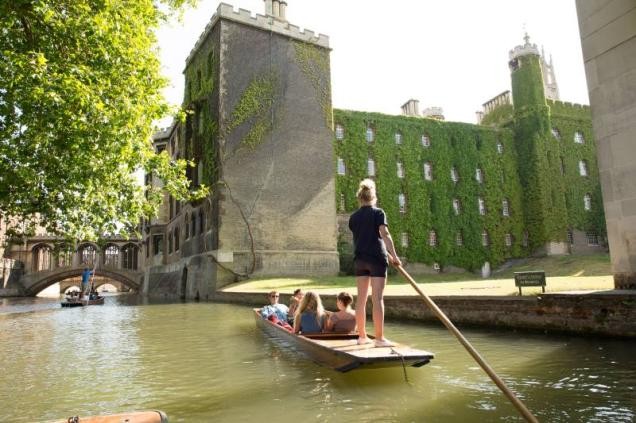 Punting tour along St. John's College (picture: Iain Lewis/ www.visitcambridge.org)