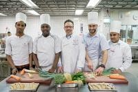 Ein kulinarischer Gala-Abend als Höhepunkt: Flüchtlinge kochten gemeinsam mit Sternekoch Martin Scharff und bewirteten die Gäste (Foto: Rothe