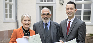Bürgermeister Wolfgang Erichson (Mitte) überreicht Allison Kraft und Mohammed Khalil Mohammed Issa die Einbürgerungsurkunden (Foto: Rothe) Bürgermeister Wolfgang Erichson (Mitte) überreicht Allison Kraft und Mohammed Khalil Mohammed Issa die Einbürgerungsurkunden