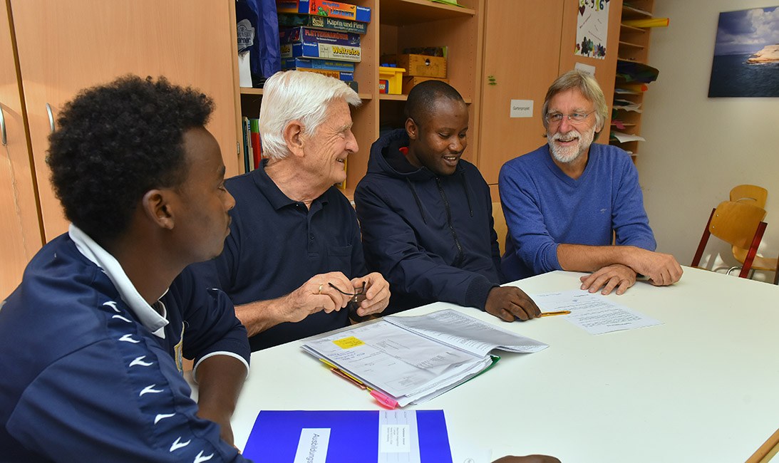 Nachhilfe für Flüchtlinge in der Unterkunft Hardtstraße (Foto: Dorn) Nachhilfe für Flüchtlinge in der Unterkunft Hardtstraße