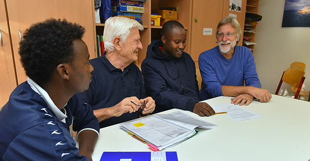 Nachhilfe für Flüchtlinge in der Unterkunft Hardtstraße (Foto: Dorn)